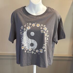 Love Tribe Gray Yin Yang Daisy Graphic‎ Tee size Large